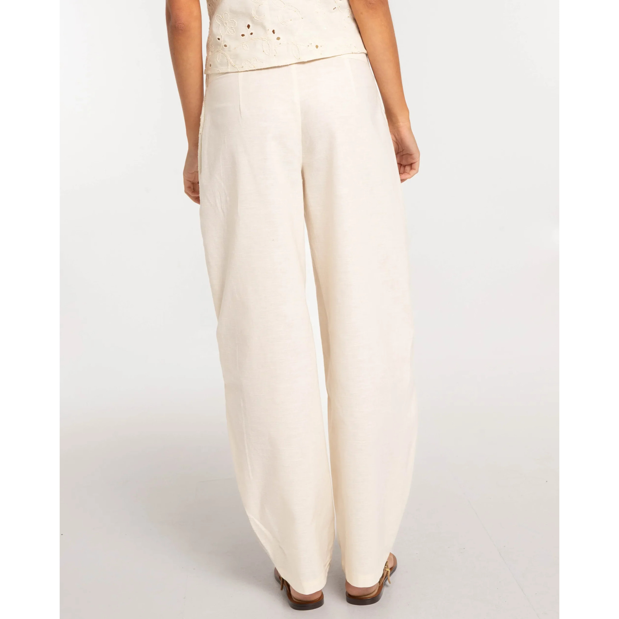 Pantalón recto de mujer con sobrefalda bordada y hebillas
