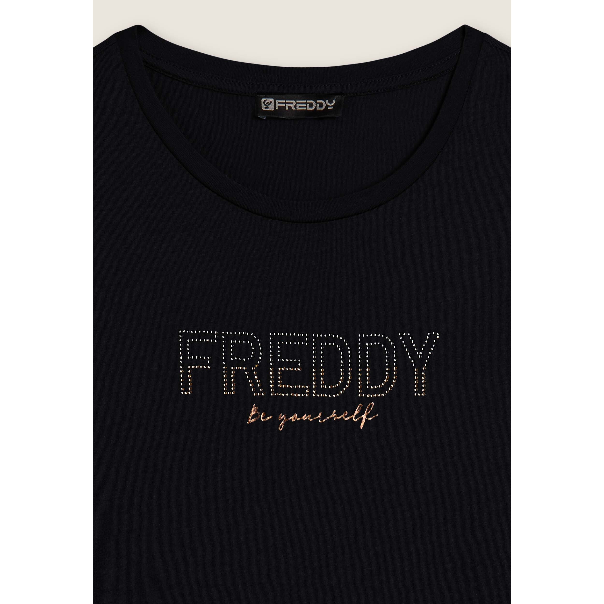 T-shirt donna con mini spacchi laterali e logo in strass