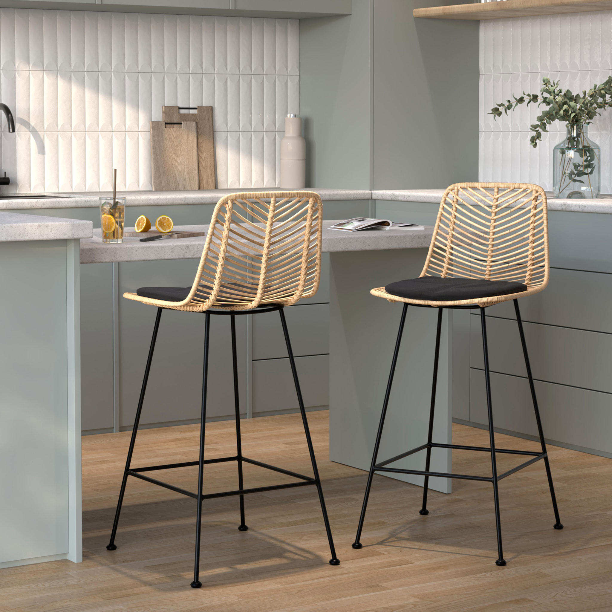 Lot de 2 chaises pour îlot central 66 cm en rotin naturel et noir - Tamara