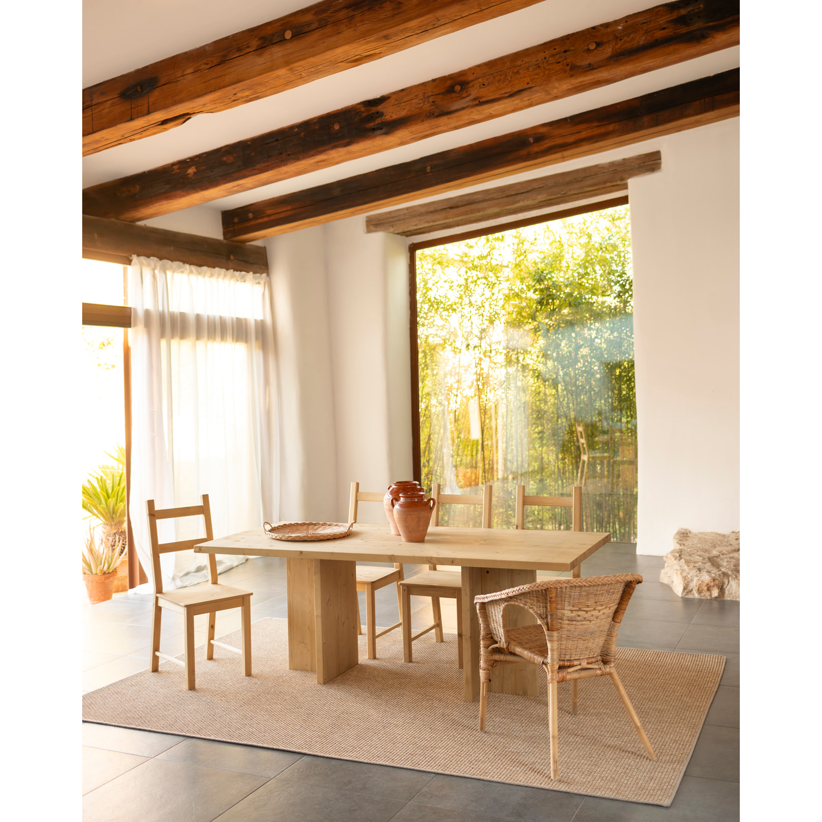 Table à manger en bois massif ton chêne moyen en différentes tailles