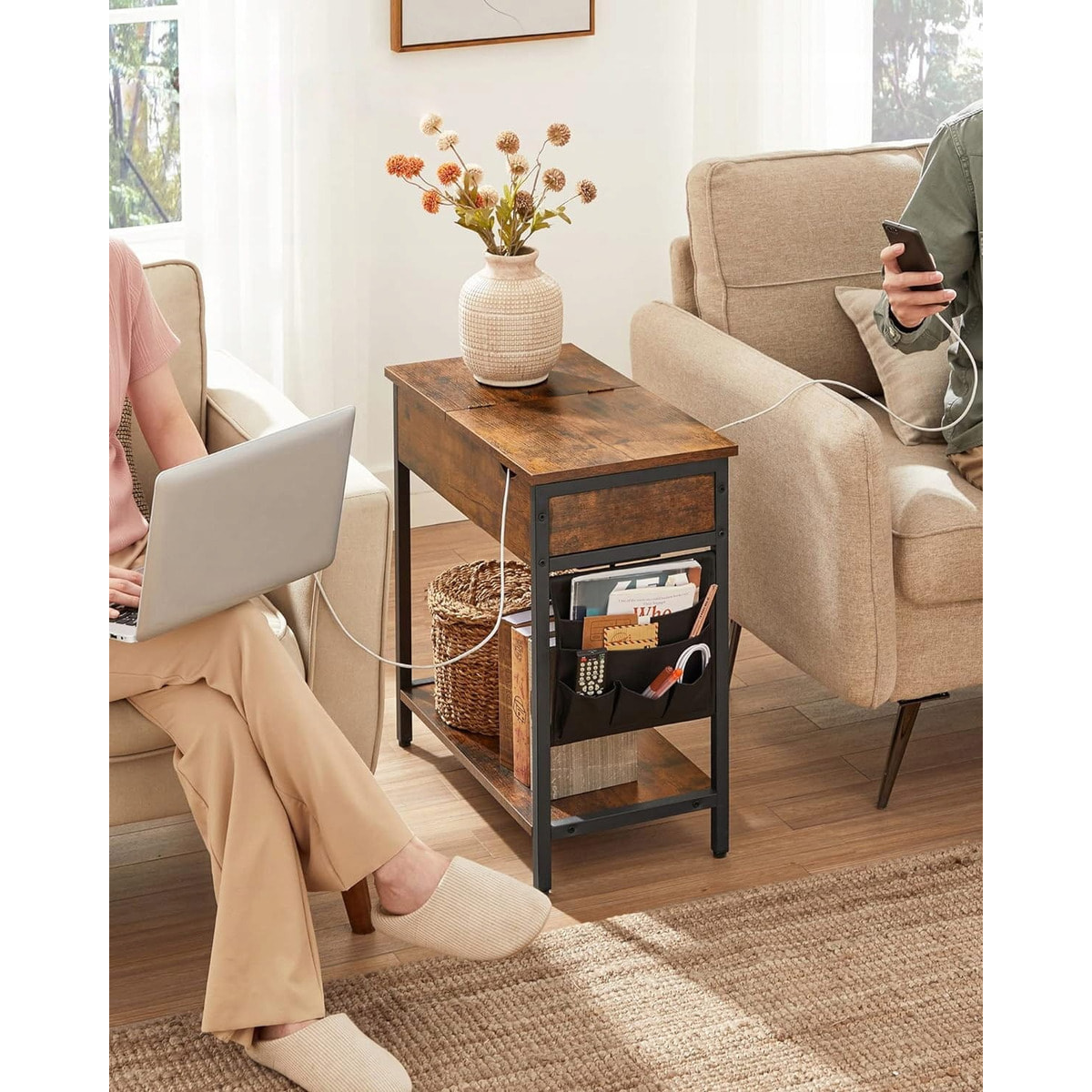 Tavolino bicolore industrial con vano portaoggetti e prese USB