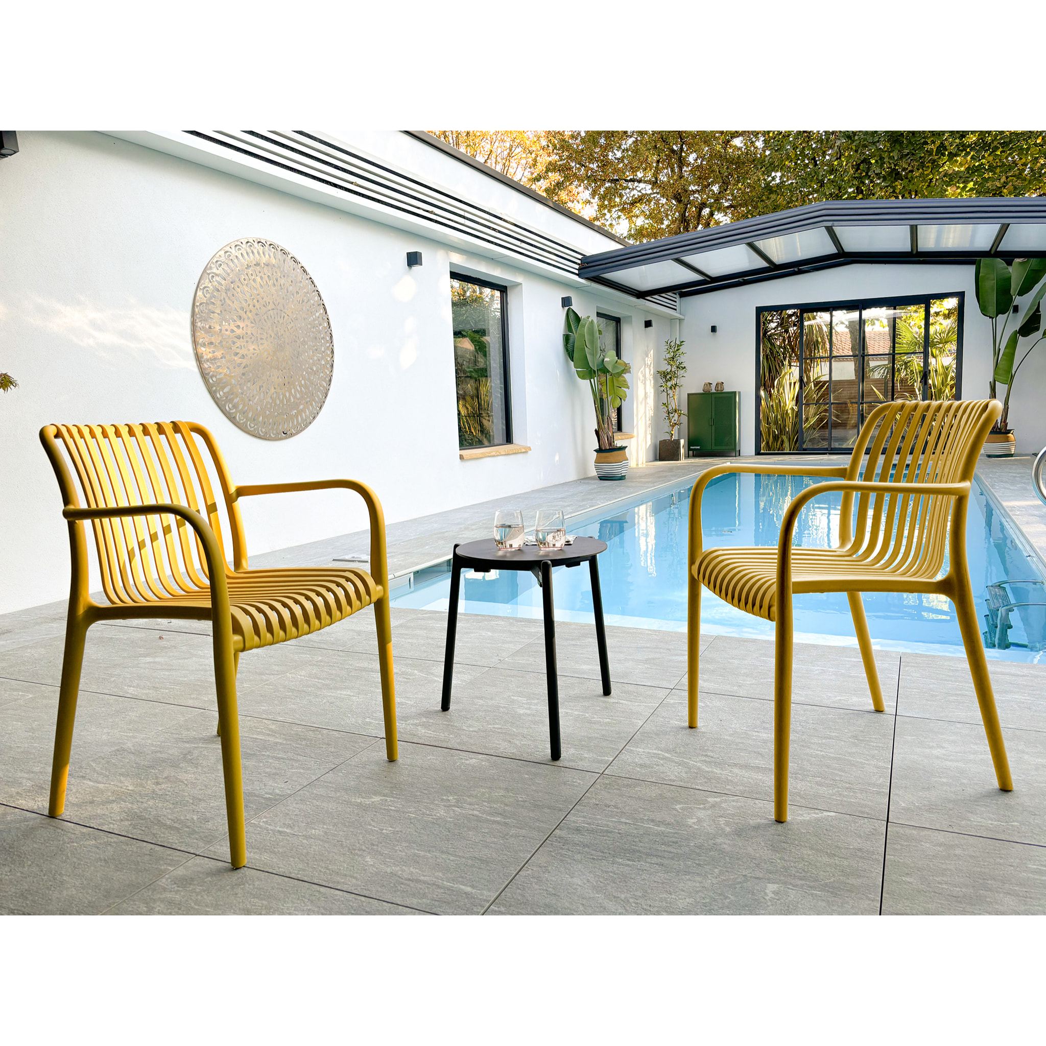TIAGO - Lot de 2 fauteuils de jardin empilables en Polypropylène moutarde