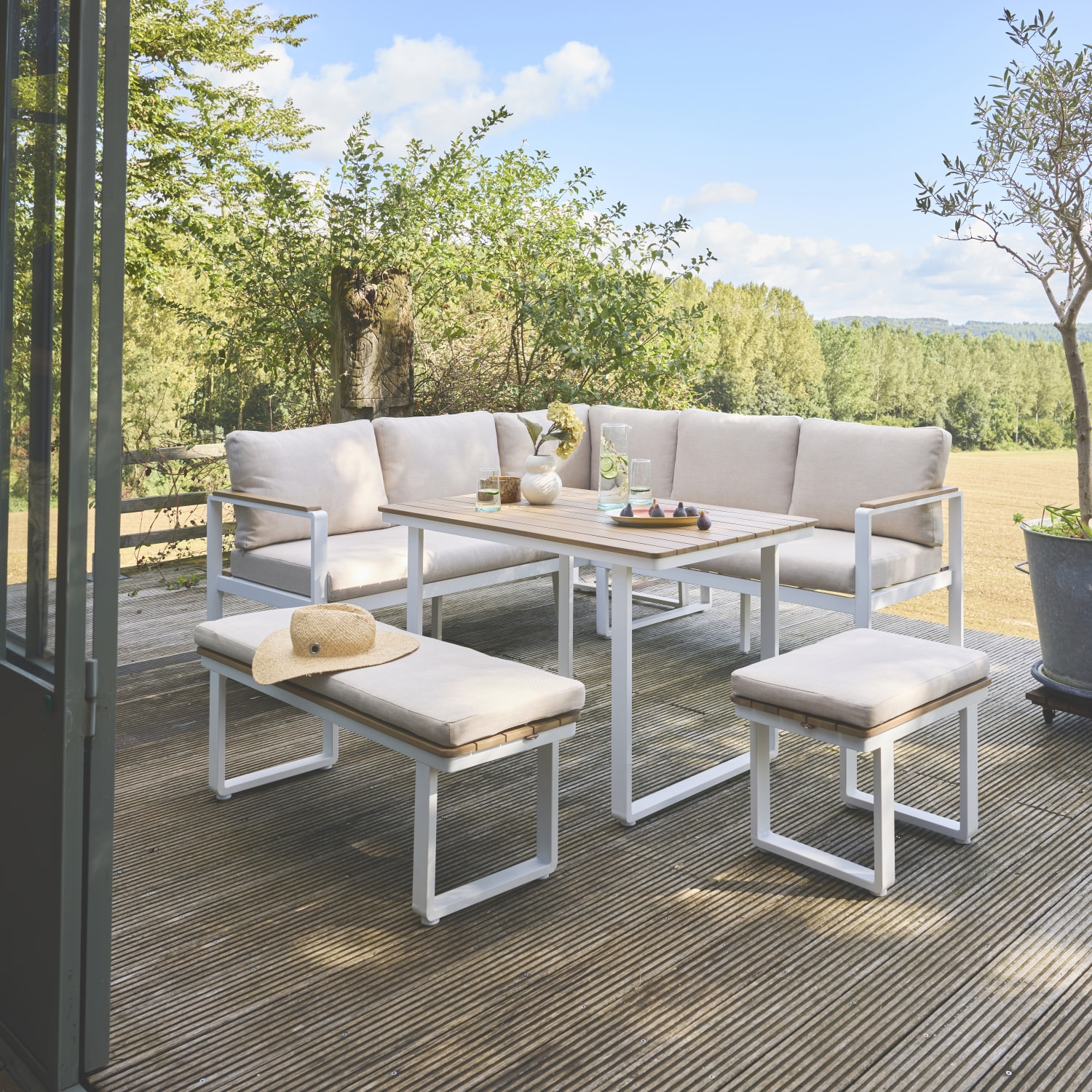Salon de jardin PAMPAS 8 places en bois d'acacia et aluminium. coussins beiges en polyester. avec table rectangulaire