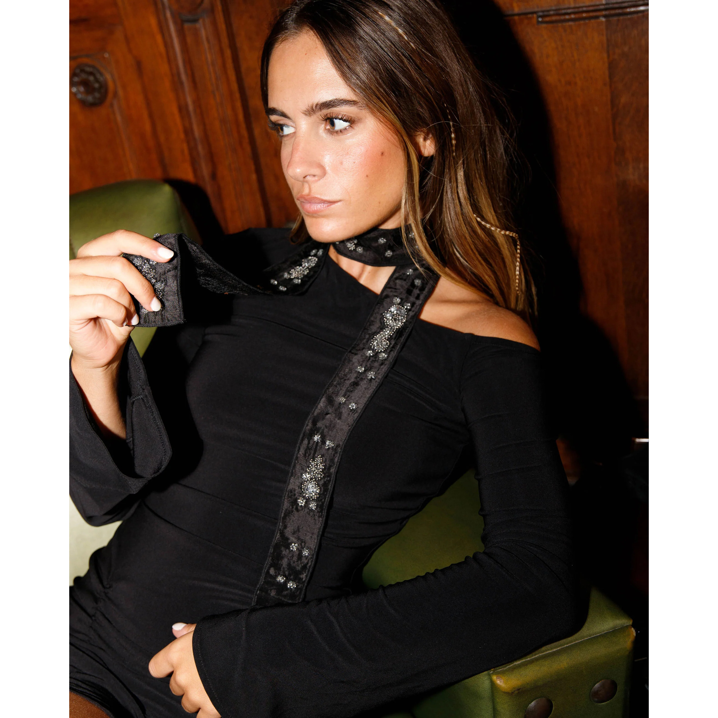 Cinta bordada estilo foulard de mujer