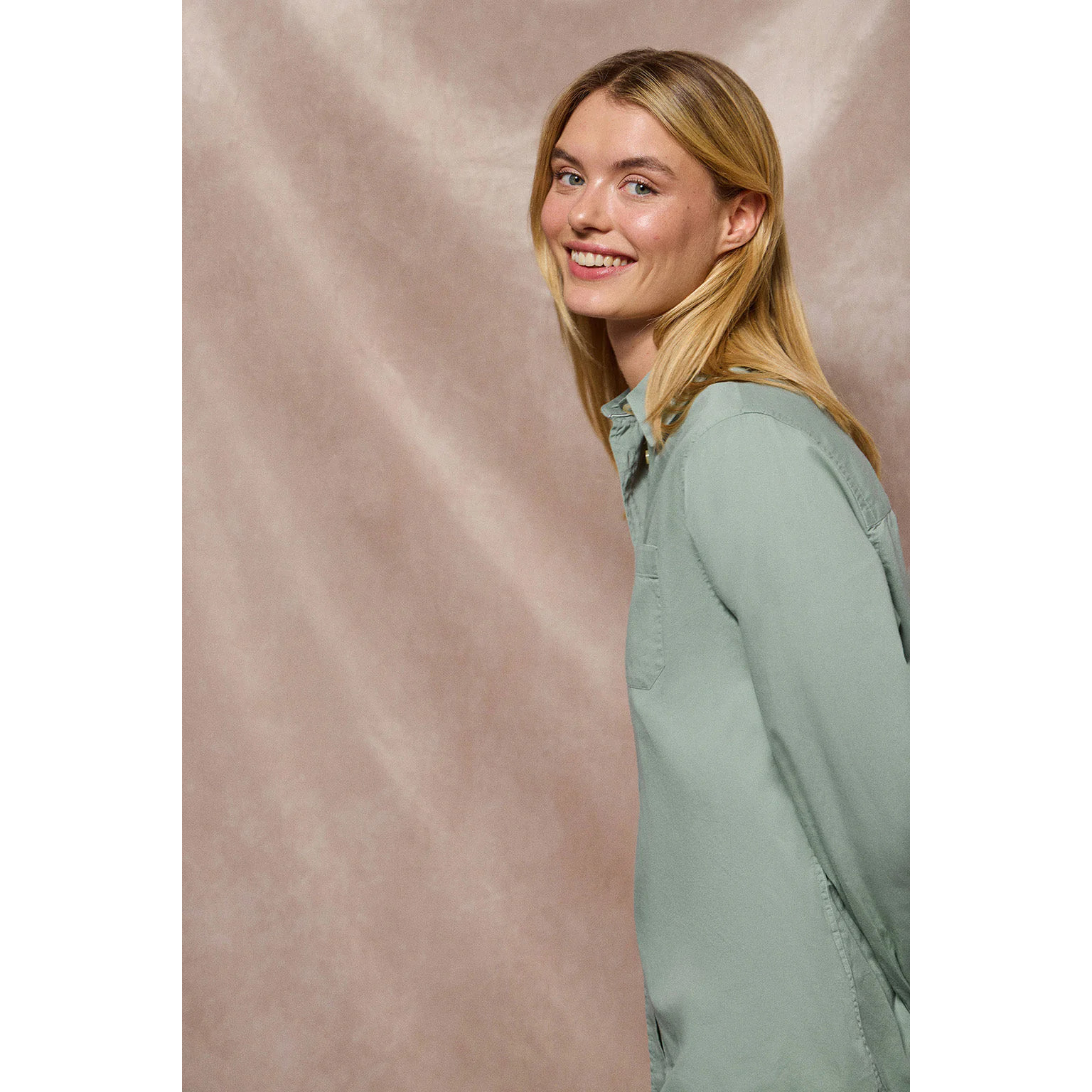 Camisa Simona verde claro con monograma bordado PC