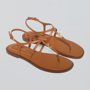 Sandalia de tiras Bianca marrón con detalle metálico