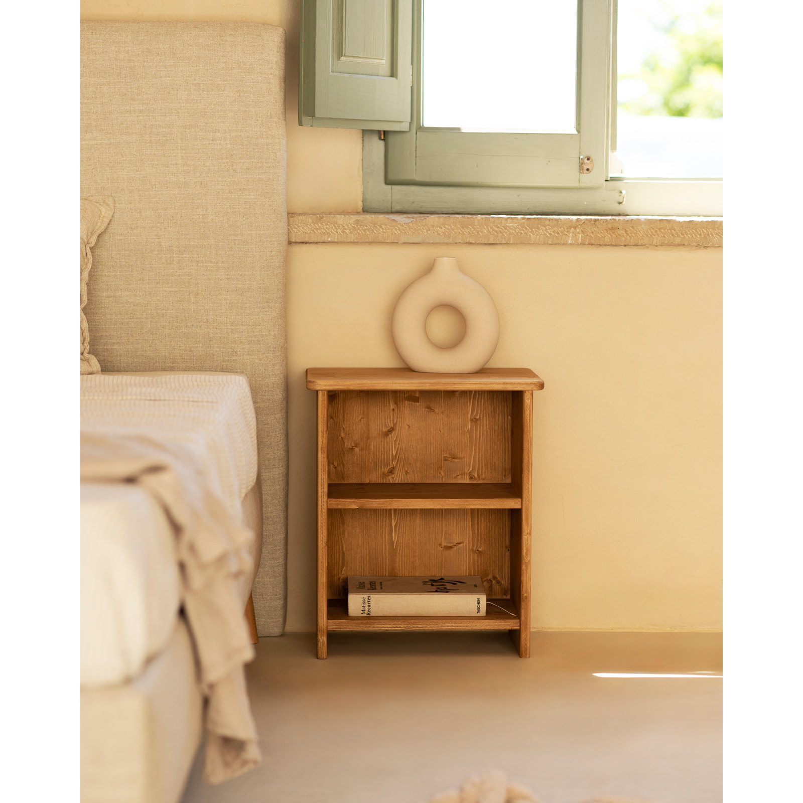 Mesita de noche de madera maciza en tono roble medio de 50x42cm Alto: 50 Largo: 42 Ancho: 27