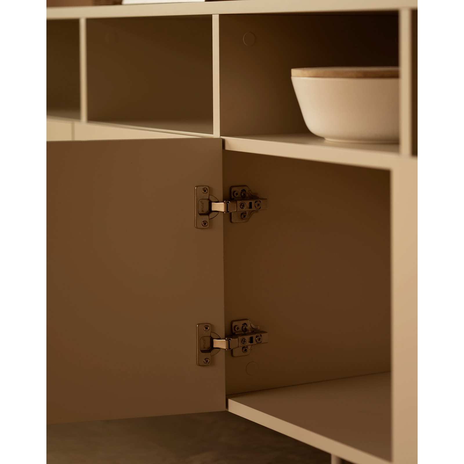 Buffet avec 4 portes laqué en teinte sable de 176x40cm Hauteur: 75 Longueur: 176 Largeur: 40