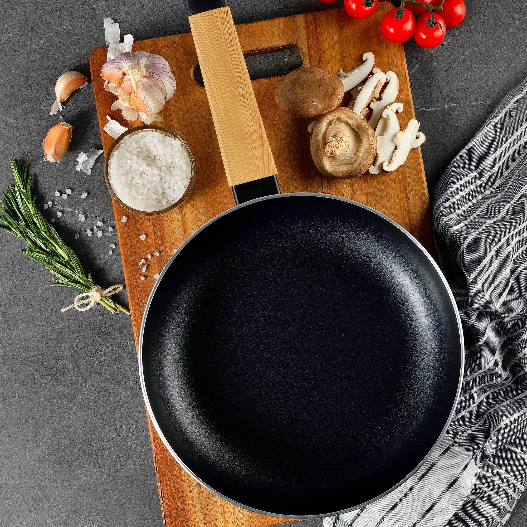 Batería de Cocina de 5Pzs (Cacerola con tapa Ø24cm + Cacerola con tapa Ø20cm+ Sartén Ø24cm) en aluminio presnado Earth Black Bergner