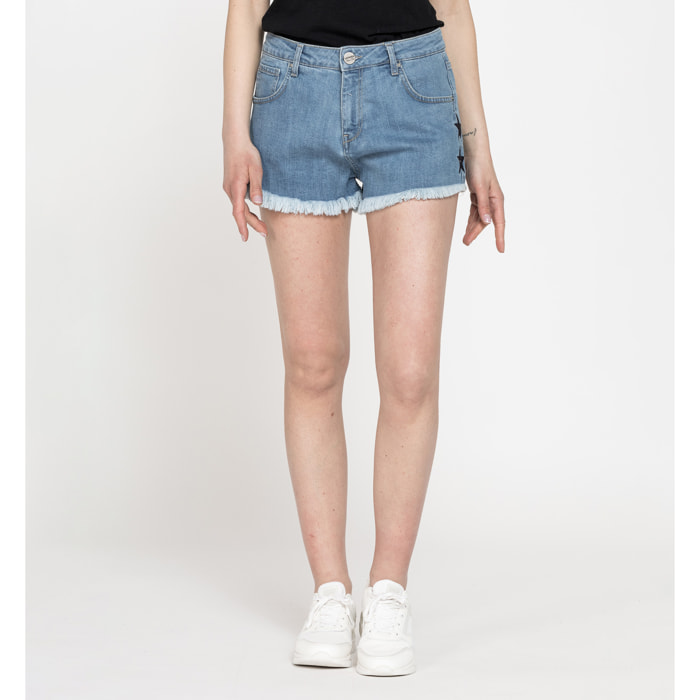PANTALONE CORTO IN DENIM STRETCH, MODELLO 757. Vita regolare e gamba regolare.