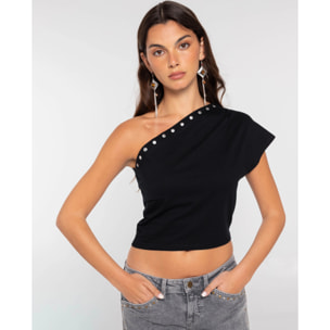 Top crop asimétrico con tachuelas decorativas de mujer