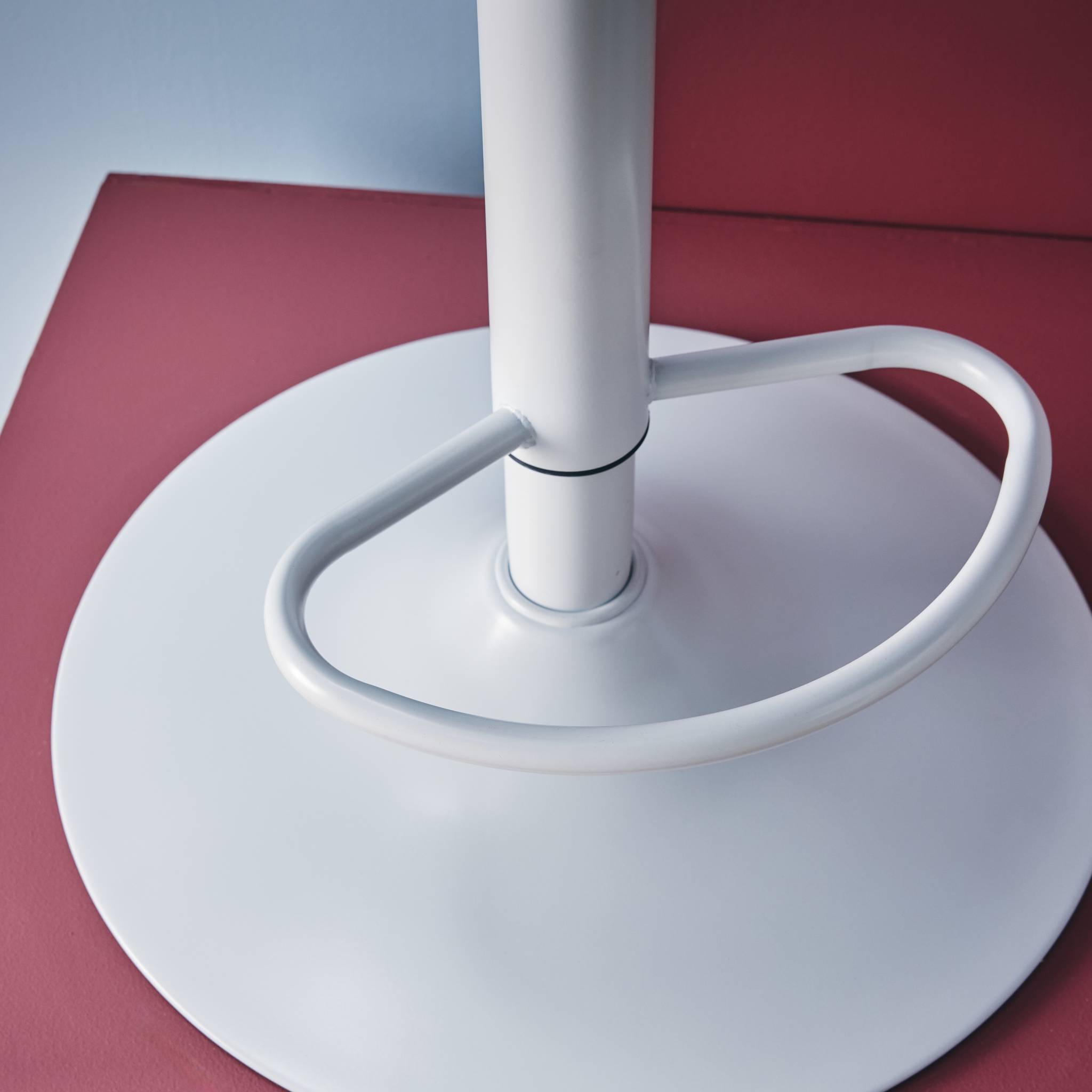 Lot de deux tabourets de bar ajustables métal et tissu blanc cassé. pied blanc - L 49 x P 49 x H 88.5-110cm - Abby