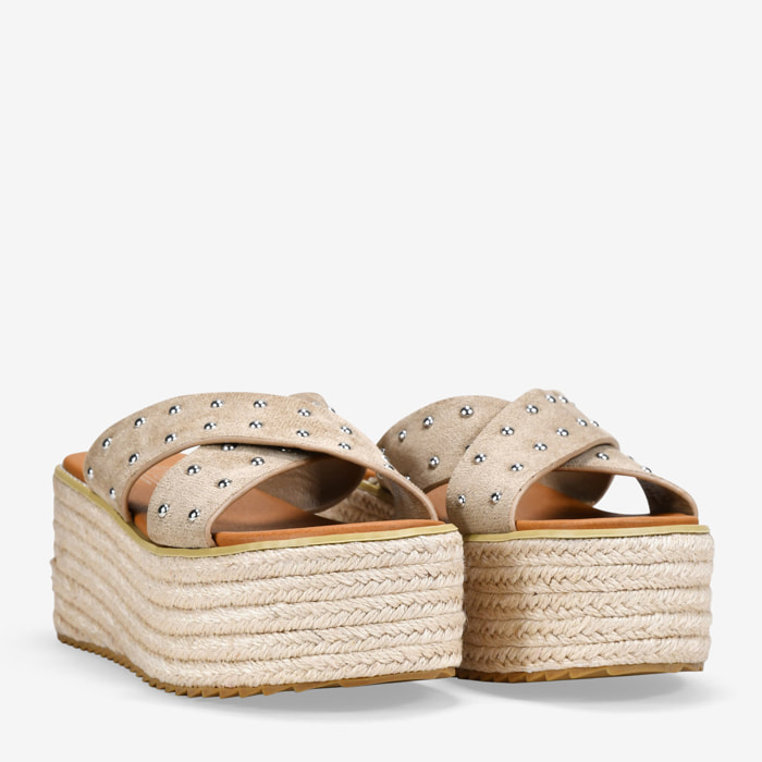 Sandalias de plataforma taupe con rafia y tachas