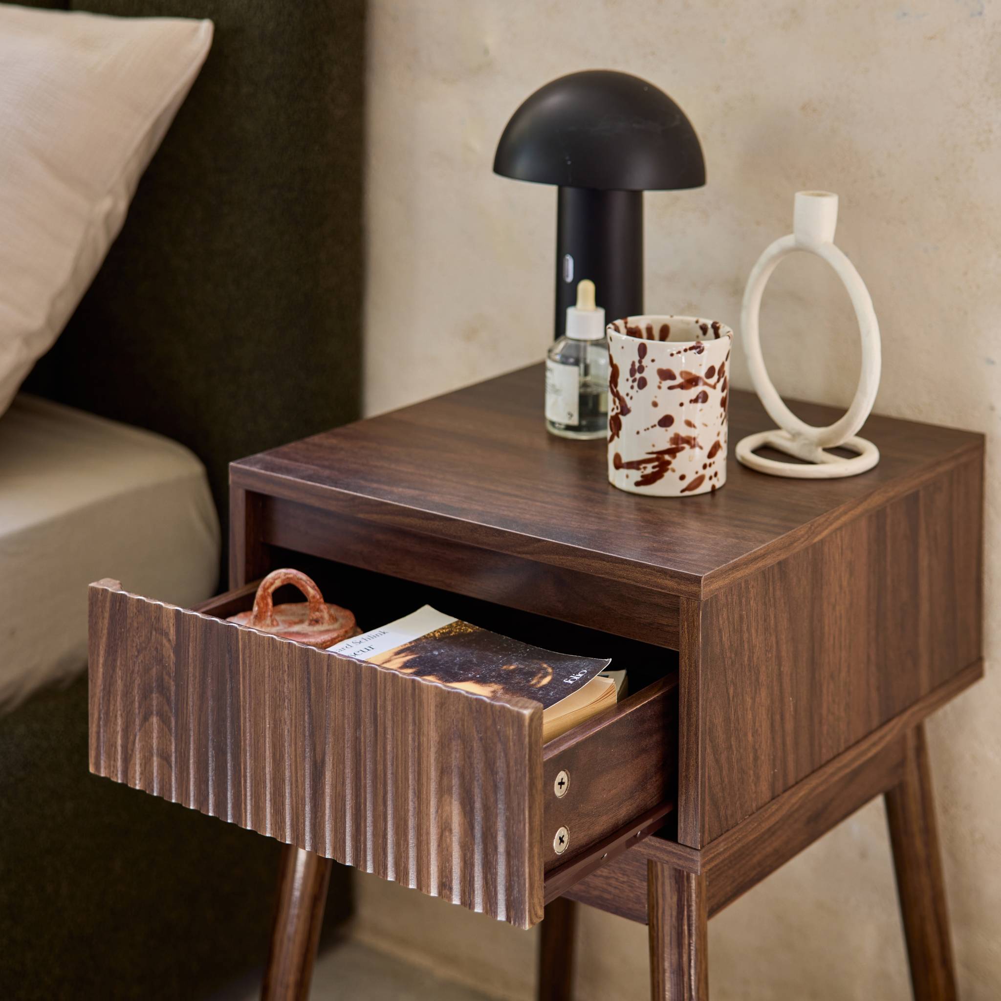 Table de chevet avec un tiroir. Panneaux stratifiés couleur noyer. Pied en bois de sapin.  L 39 x l 39 x H 55.4cm LINEAR