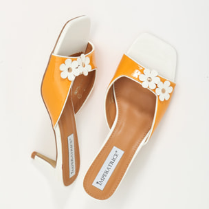 Sandali in simil pelle verniciata con tacco basso a spillo