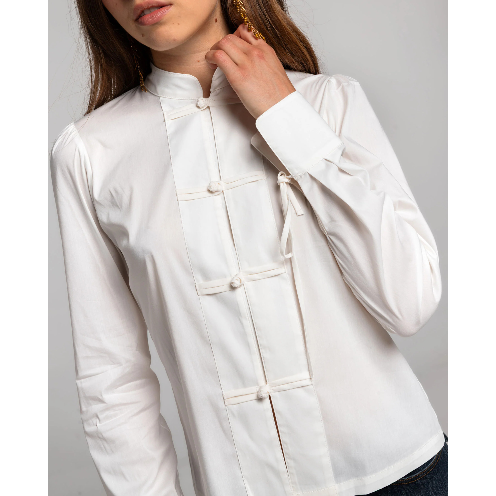 Blusa cruda con cuello mao y 4 alamares de mujer