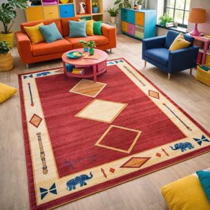 Tapis Tevu rouge et beige aux motifs géométriques d'inspiration Kazak