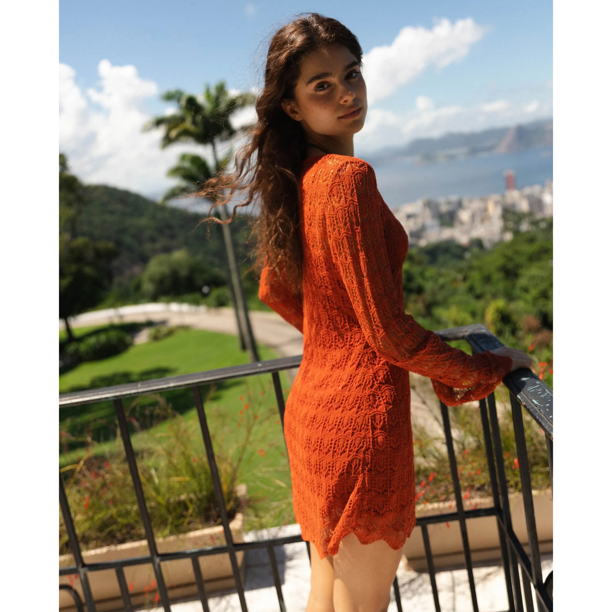 Vestido corto de punto calado