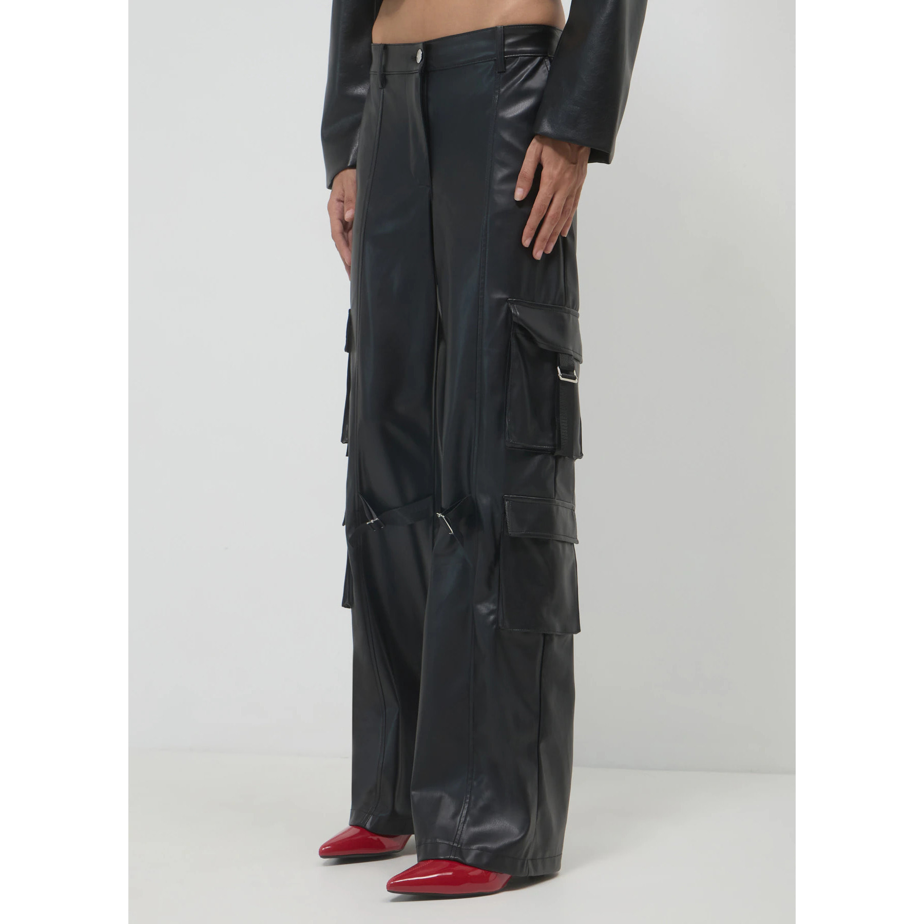 Pantalone cargo effetto pelle