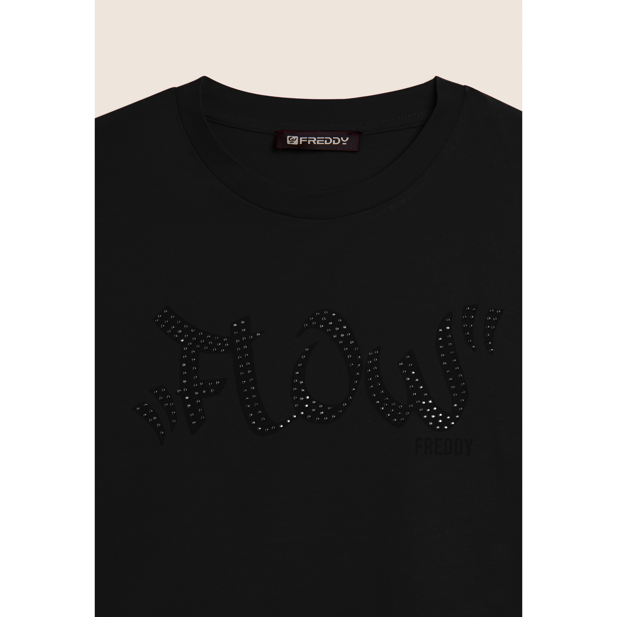 T-shirt Cropped con grafica "FLOW" e borchie