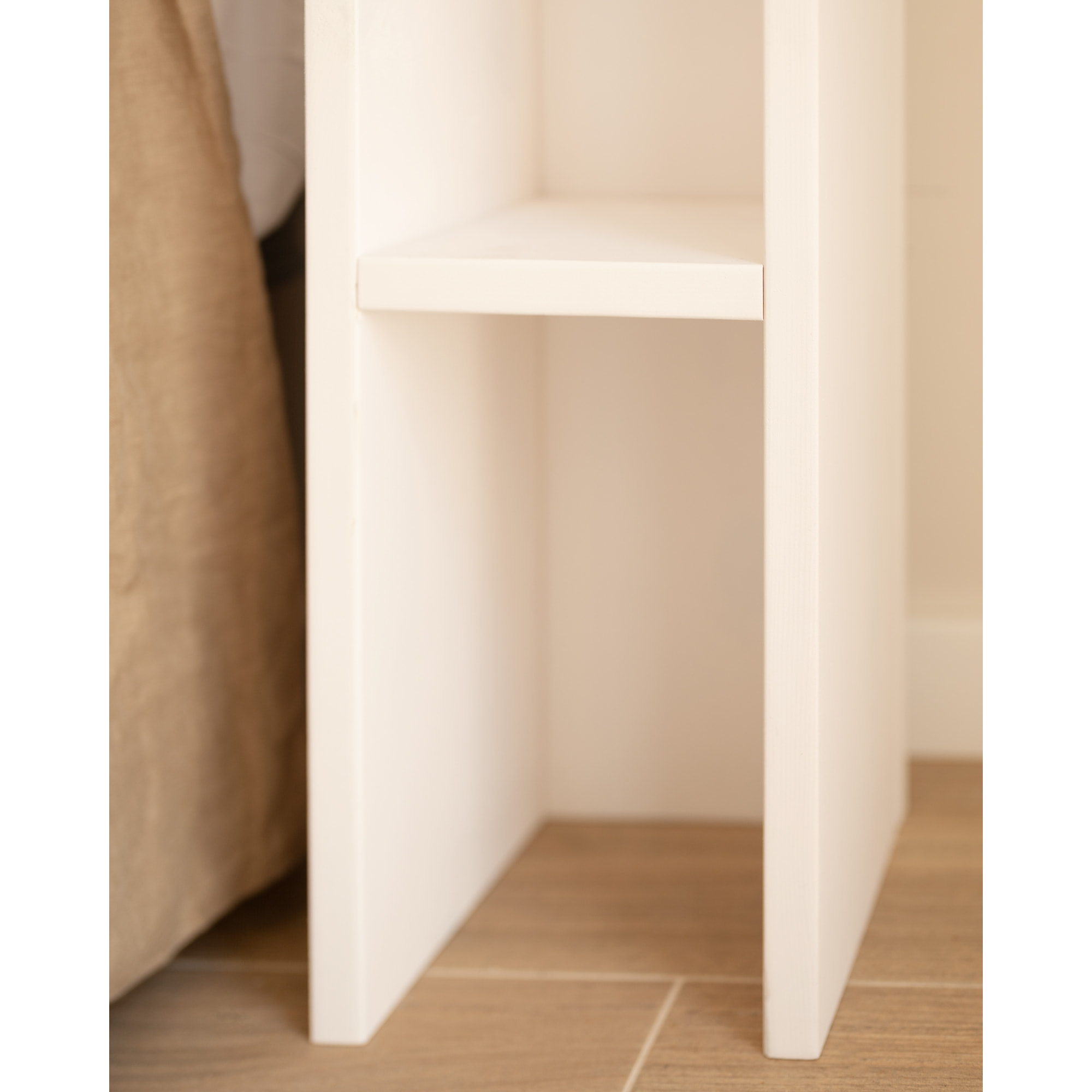 Pack 2 mesitas de noche o auxiliares de madera maciza en tono blanco 60x20cm Alto: 60 Largo: 20 Ancho: 20