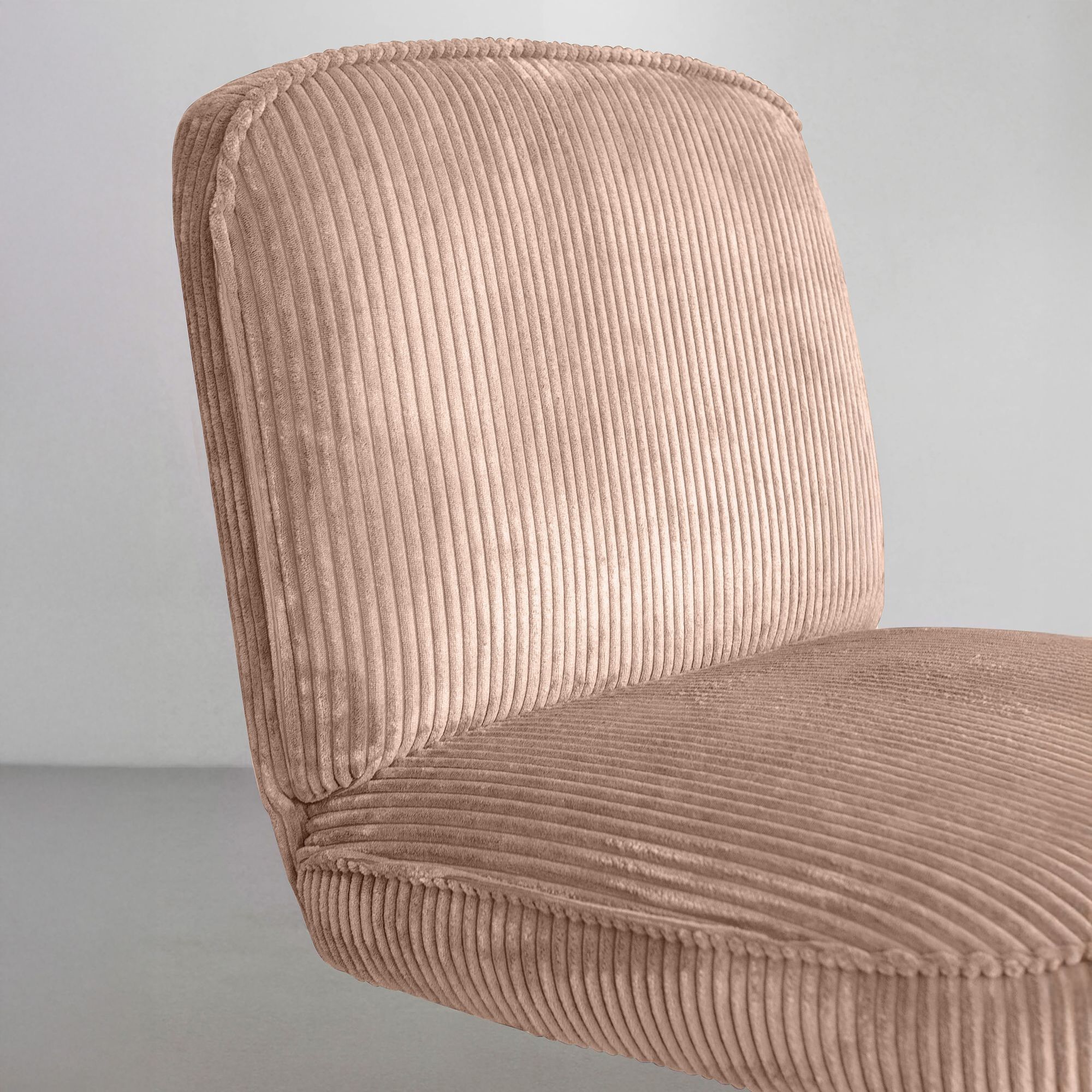 Fauteuil pivotant en velours rose et pied en métal noir FUNKY