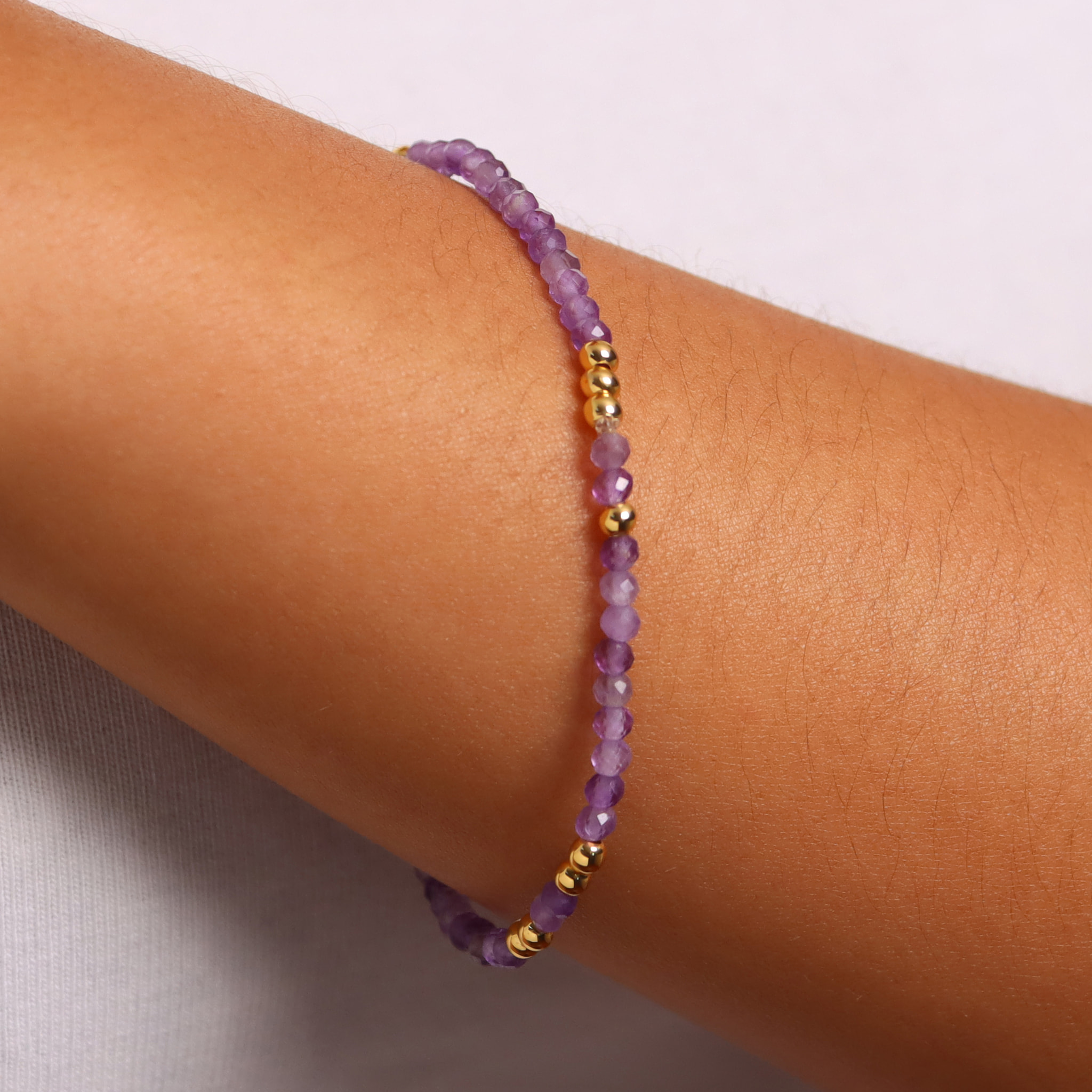 Bracciale Elastico con Ametista Viola e Bead Lucide