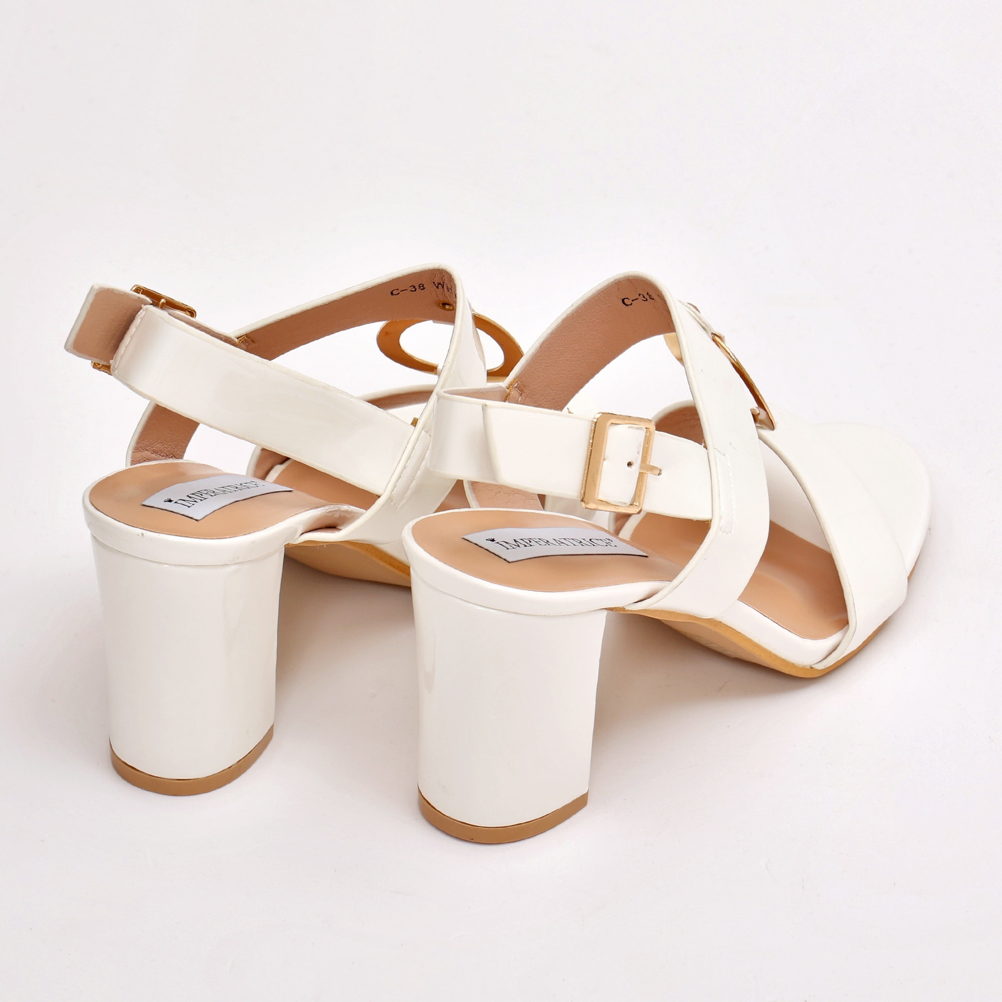 Sandali in simil pelle verniciata con tacco e applicazione color oro