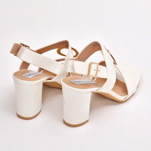 Sandali in simil pelle verniciata con tacco e applicazione color oro