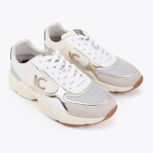 Scarpa sportiva con suola in stile running, caratterizzata da tessuti abbinati e dettagli in pelle.