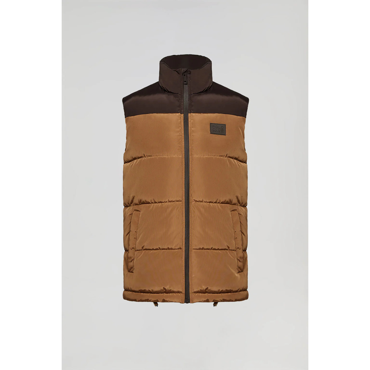 Gilet imbottito marrone con collo alto e toppa con logo