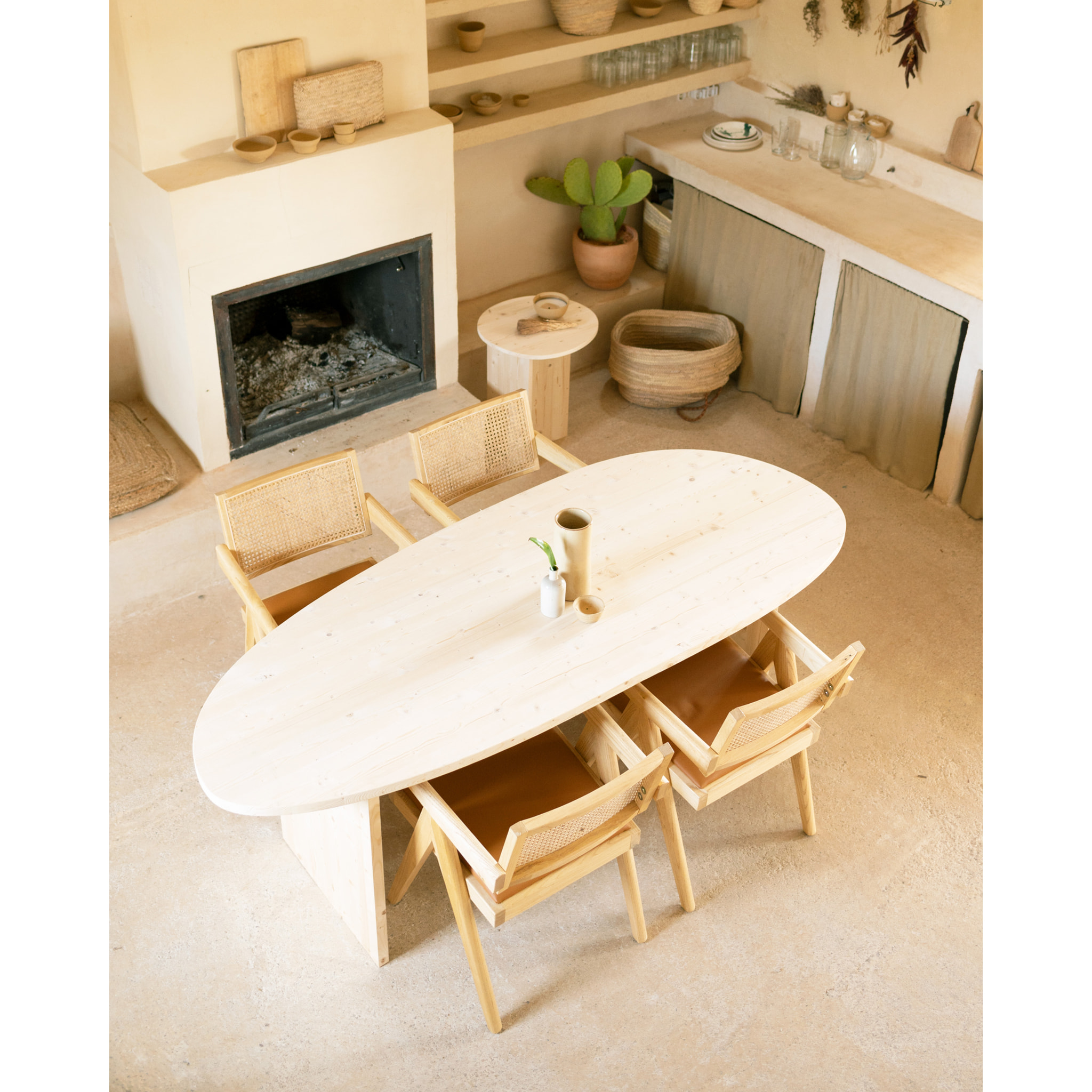 Table de salle à manger en bois massif ton naturel en différentes tailles