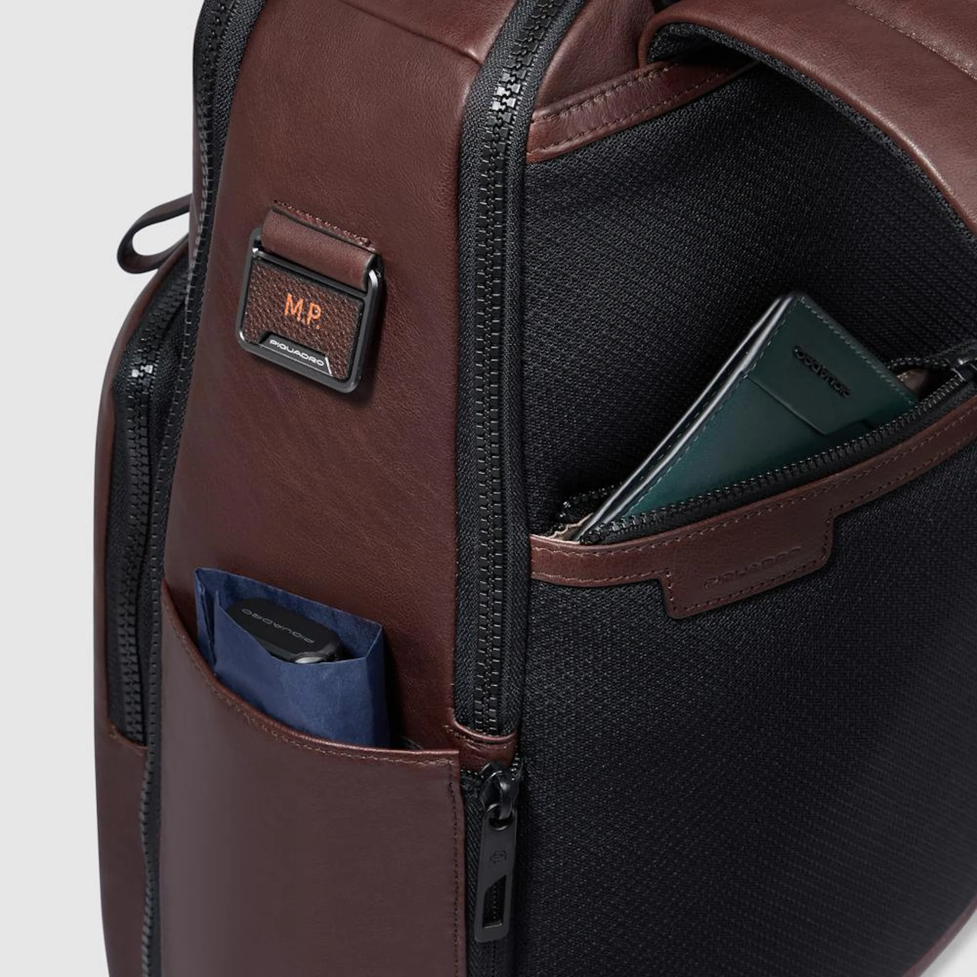 Piquadro Zaino da viaggio in pelle porta pc e iPad® con protezioni antiurto e RFID