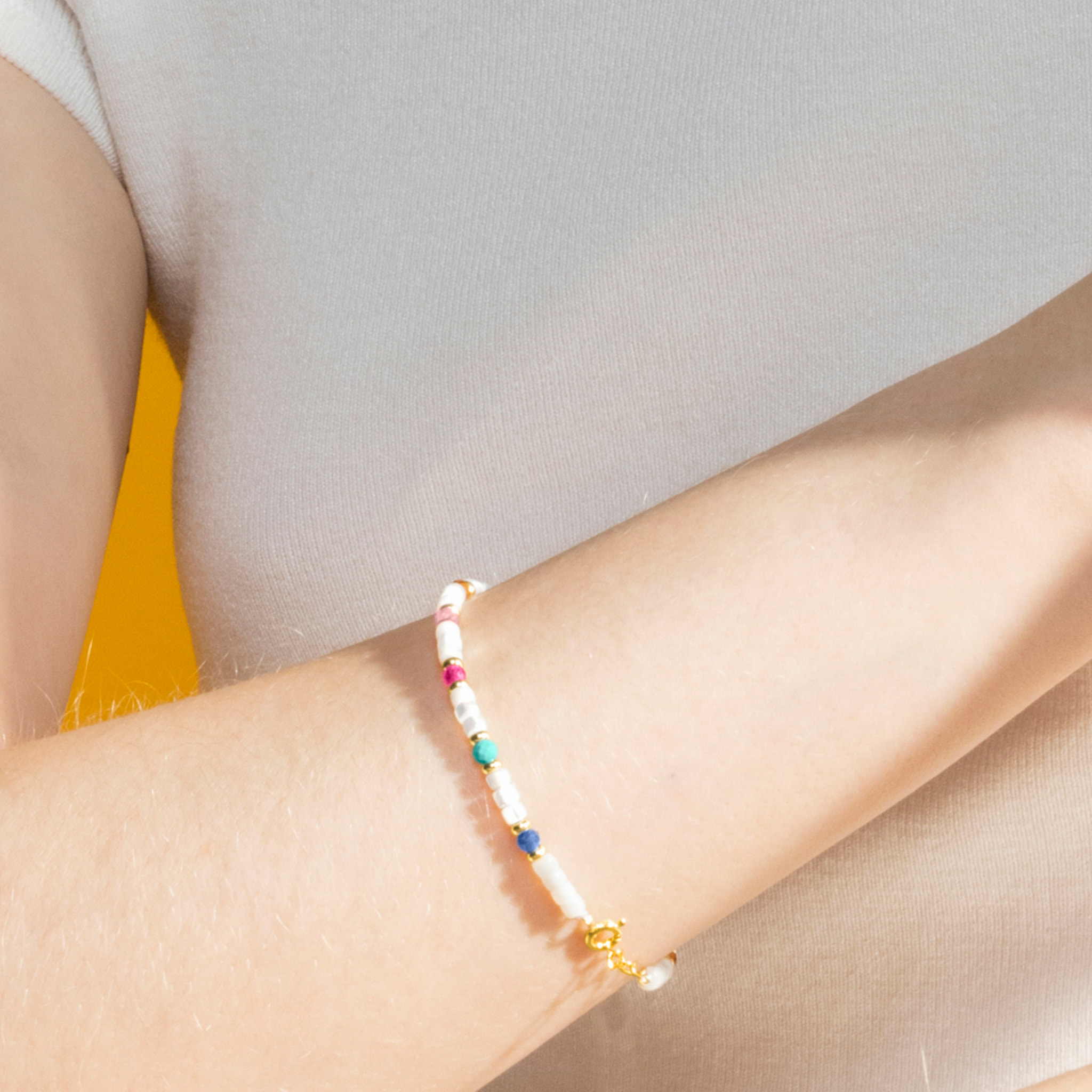 Pulsera con Madreperla Blanca acabado oro 18k