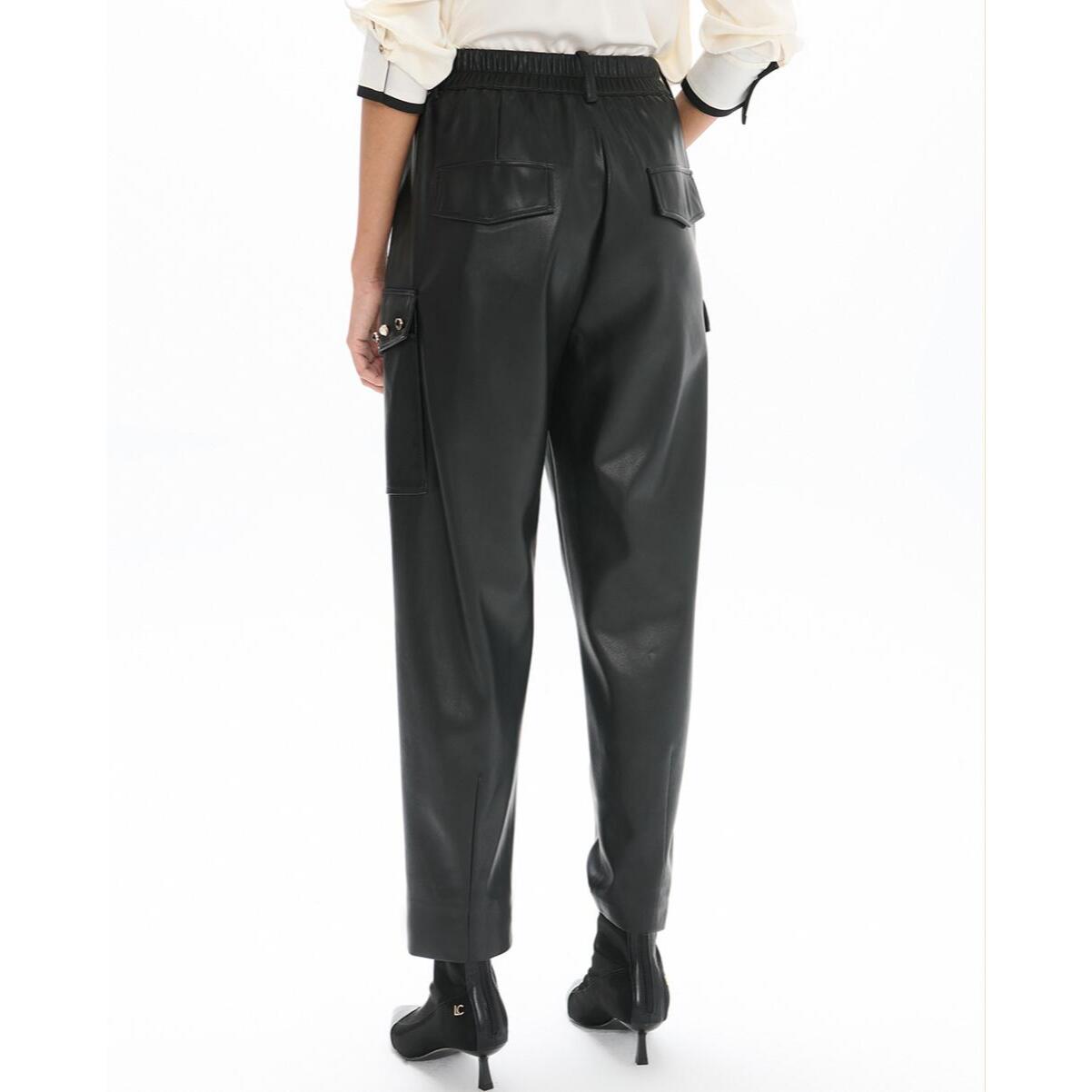 Pantaloni da jogging in PU con tasche cargo laterali e borchie