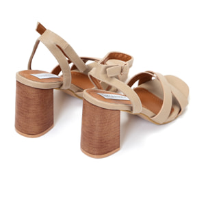 Sandali in simil pelle con fasce incrociate e tacco alto in sughero