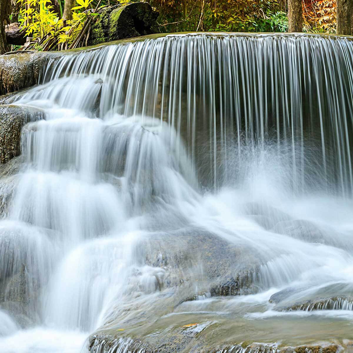 Affiche encadrée – Cascade en forêt automnale Affiche + cadre en métal - Noir
