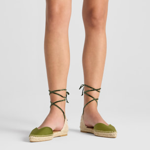 Alpargata plana Brava en raso con cordones de terciopelo y punta afilada