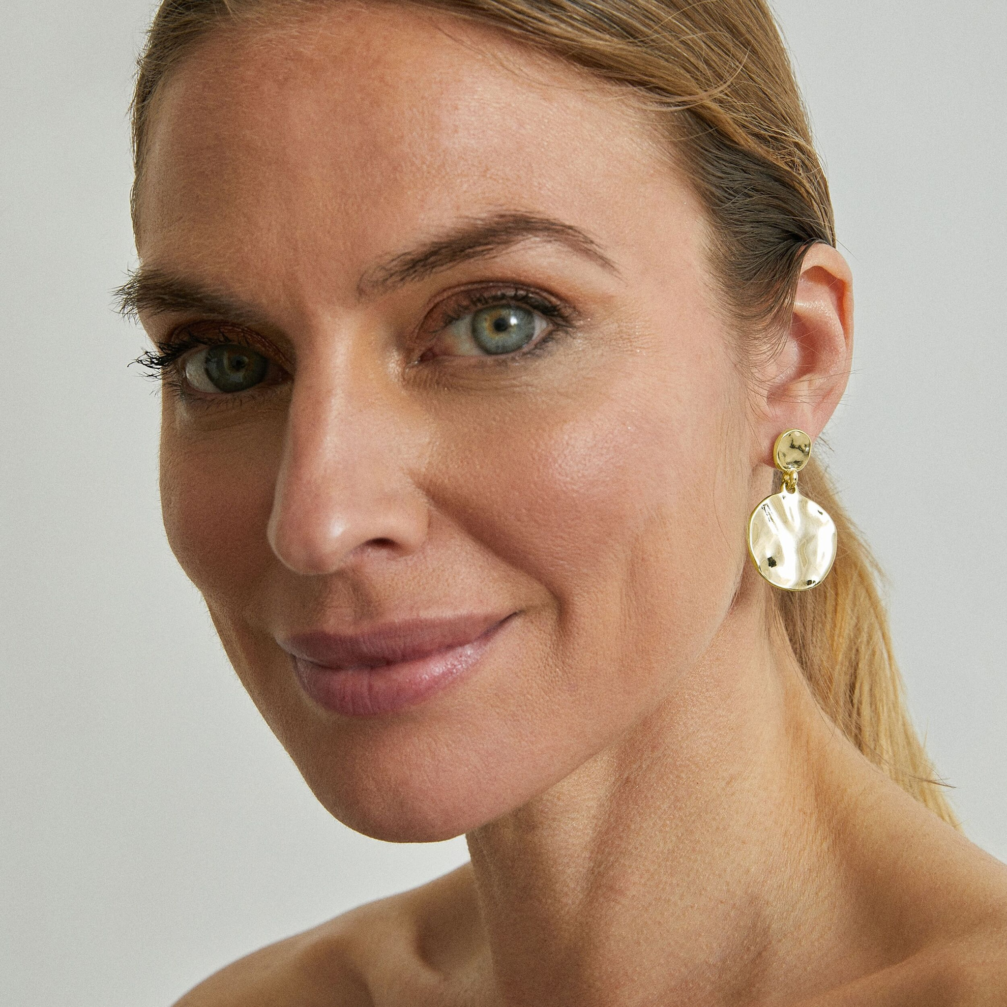 Pendientes acabados en oro amarillo de 18K