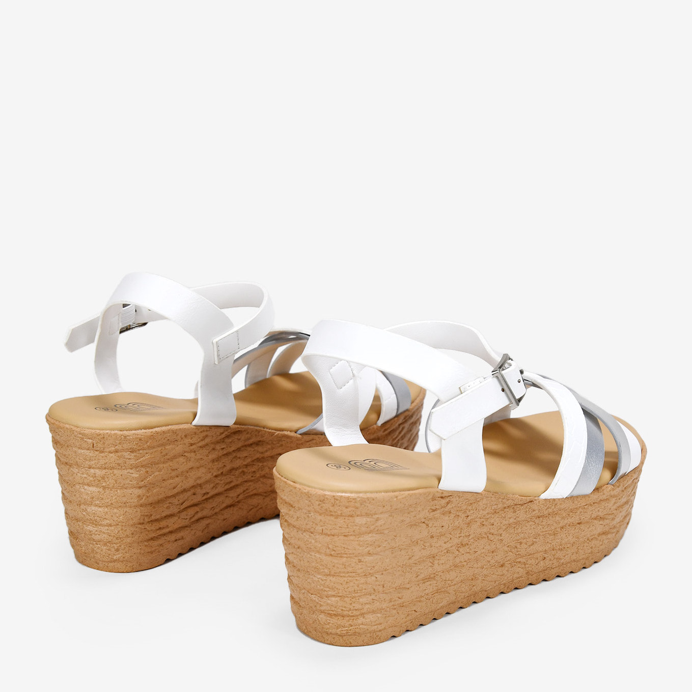 Sandalias blancas con plataforma efecto esparto