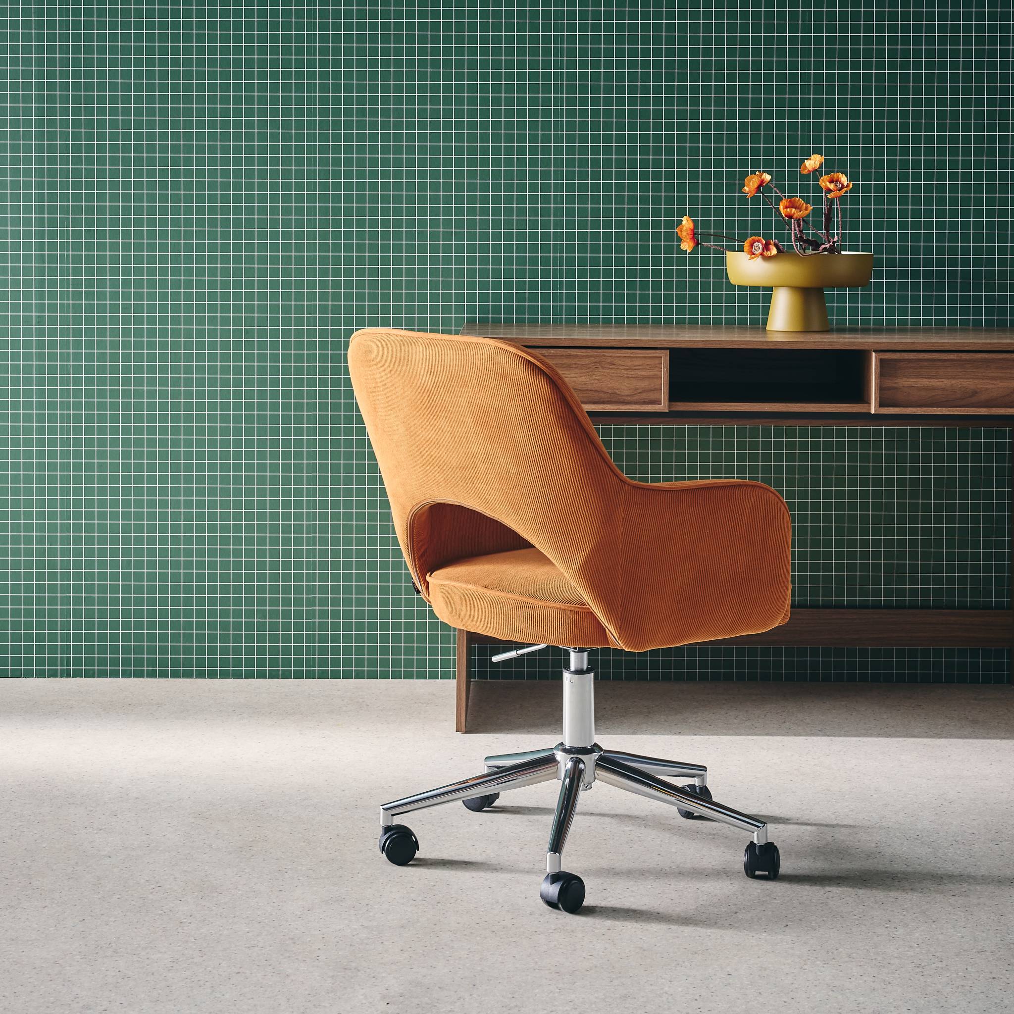 Chaise de bureau à roulettes velours côtelé camel piétement chromé. L 60 x P 62 x H 89 / 99cm