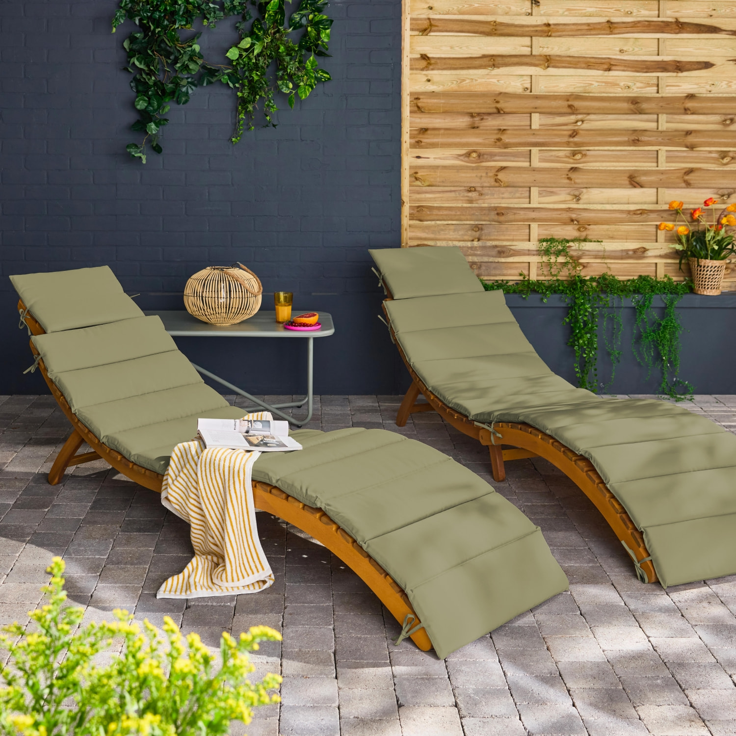Lot de 2 bains de soleil en bois d'acacia LAURE avec coussin kaki en polyester. 184 x 55 x 63.5 cm