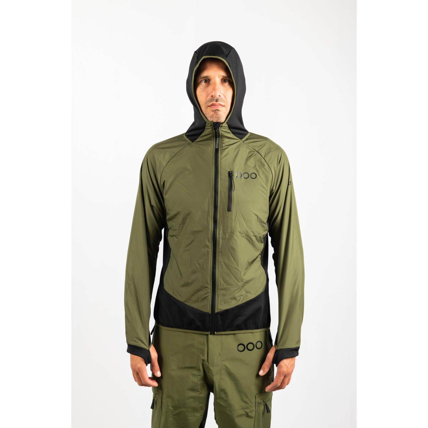 Chaqueta ECOActive Light Insulated Hybrid Jacket with cap marca ECOON - Caqui / Negro