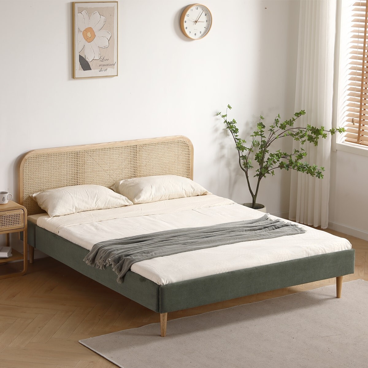 Lit en velours côtelé avec tête de lit en cannage - DALIA