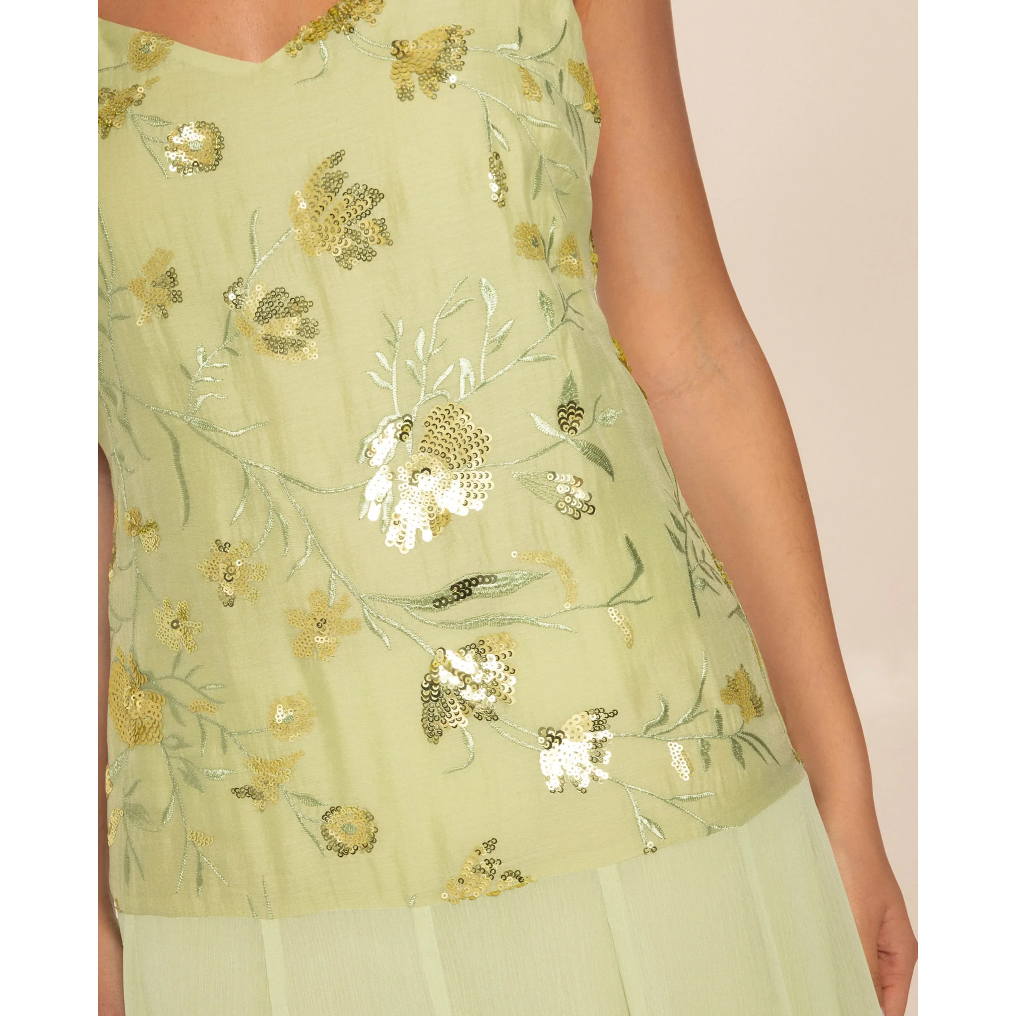 Vestido midi con cuerpo de bordados y gasa