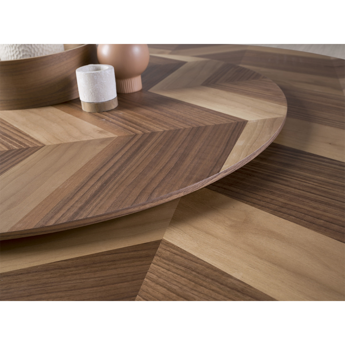 Mesa comedor Angel Cerdá redonda con tapa fija y estructura de madera chapada en nogal natural 150x150x76cm