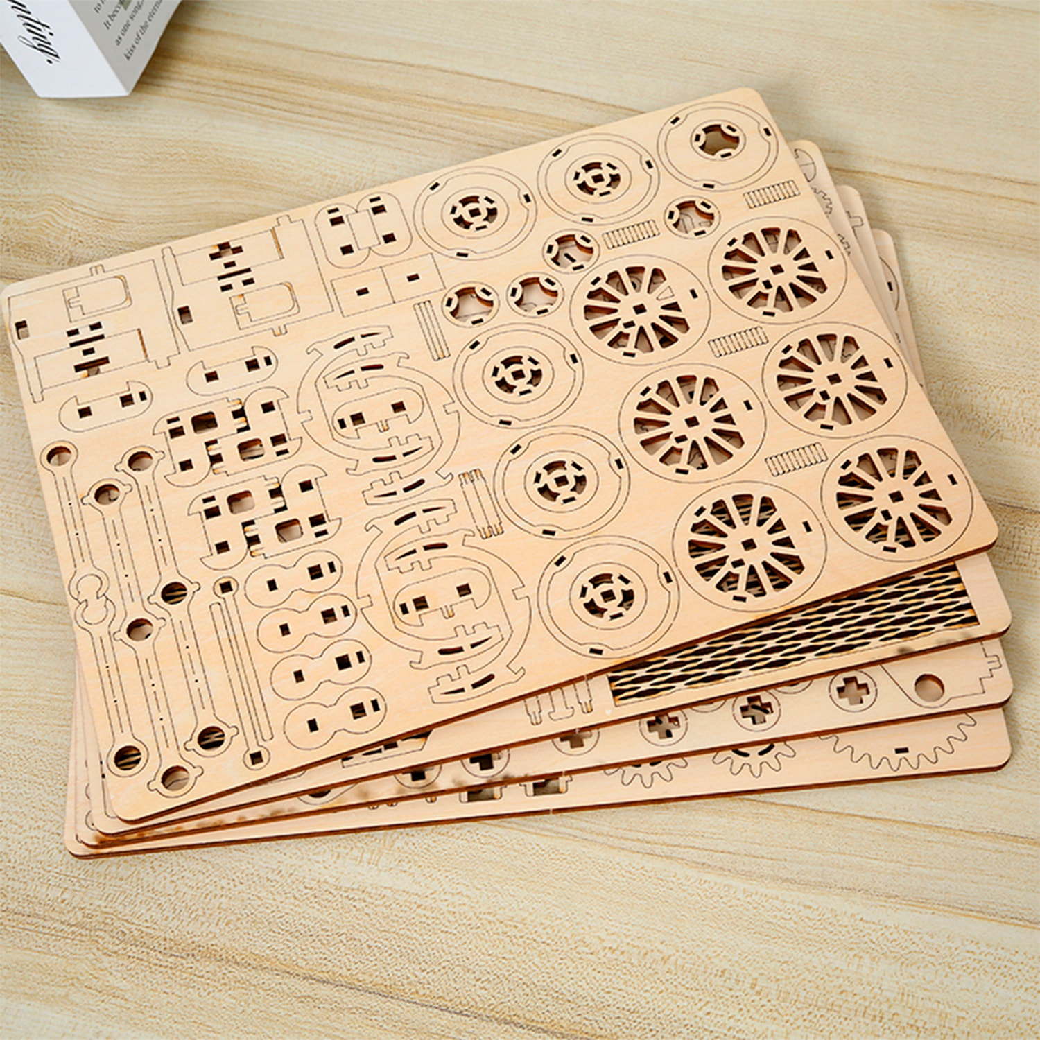 Modello in Legno 3D, design di Locomotiva a vapore con movimento meccanico. 361 pezzi.