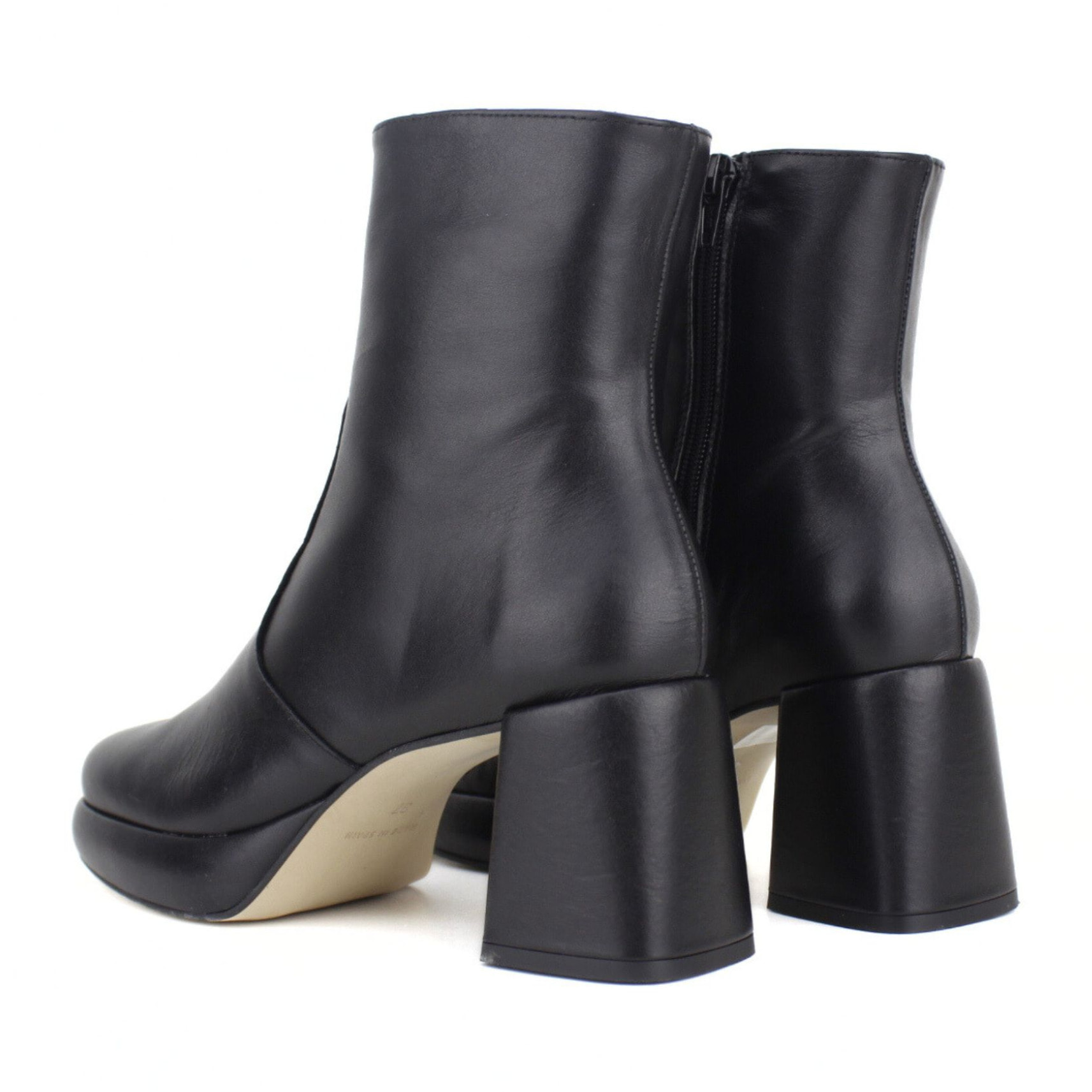 Botine de piel color negro con plataforma. Tacón de 7 cm