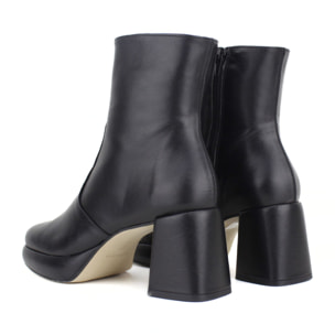 Botine de piel color negro con plataforma. Tacón de 7 cm