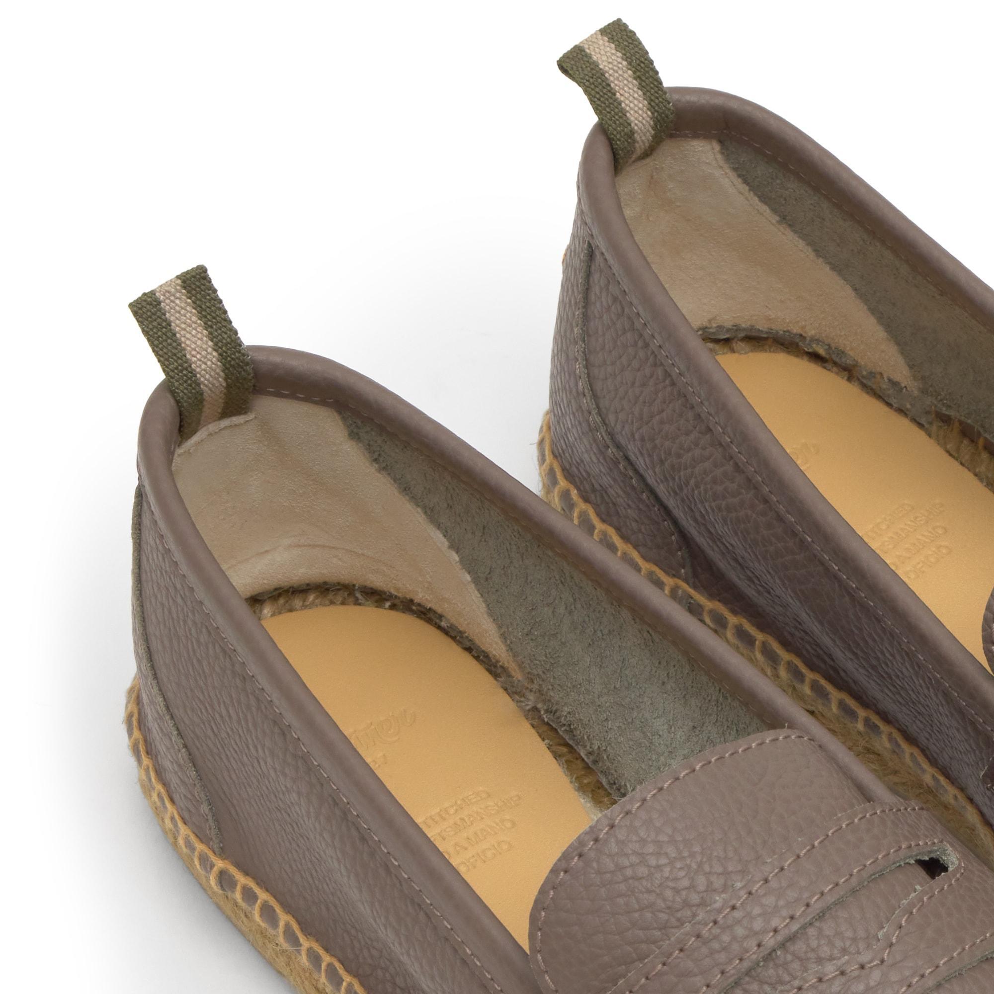 Alpargata Nacho plana tipo mocasín en napa granulada